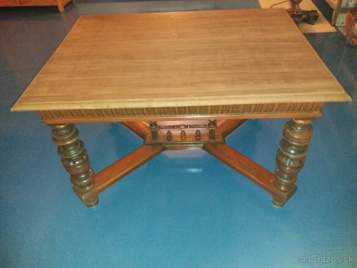 Starožitny stôl