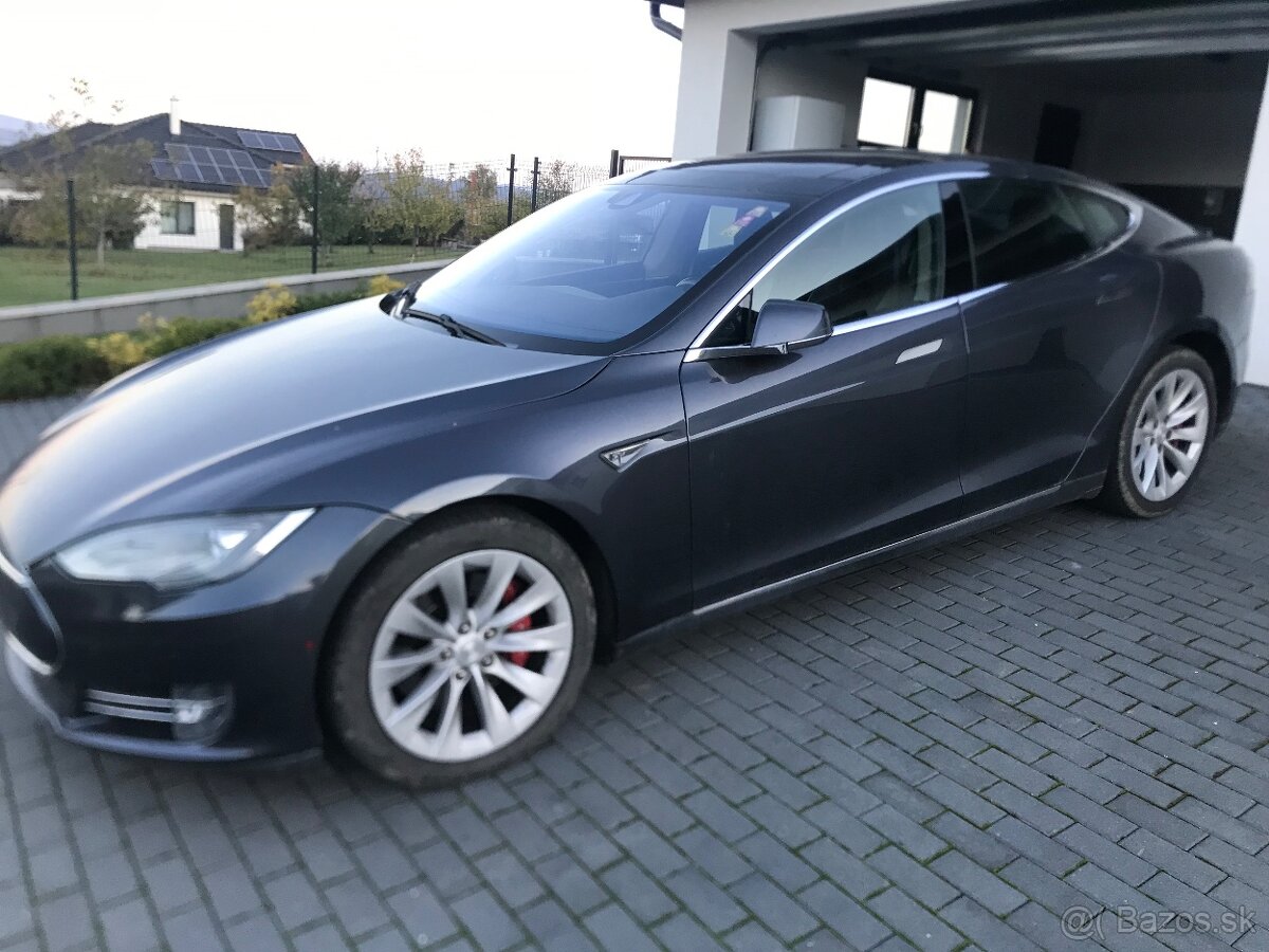 Tesla model S P85 bezplatne nabíjanie