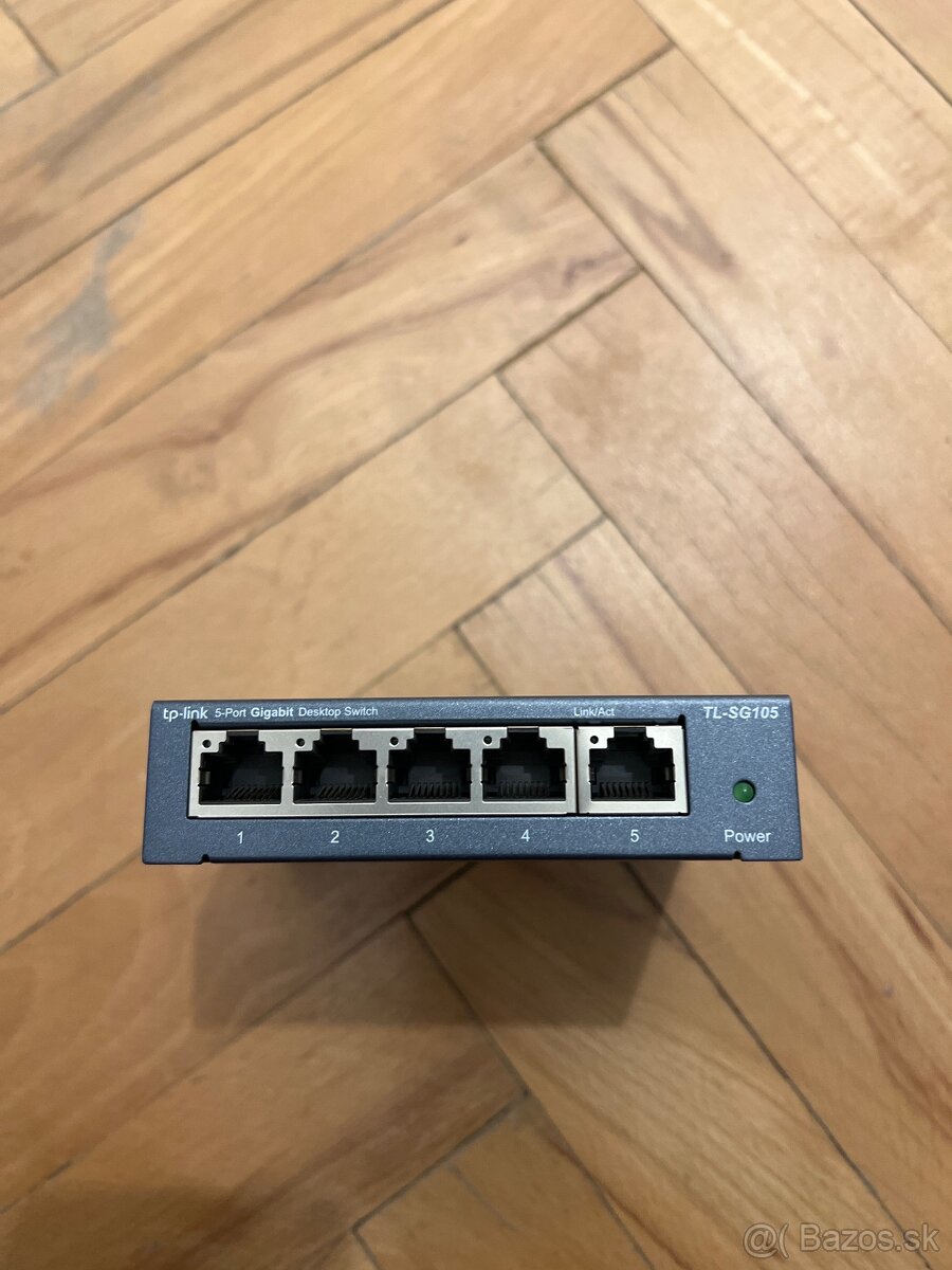 TP-Link TL-SG105 – 5 port Gigabit switch – 15 €