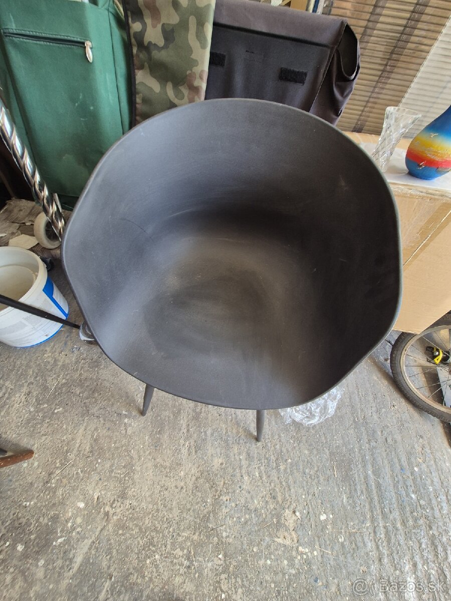 Predam plastove stolicky