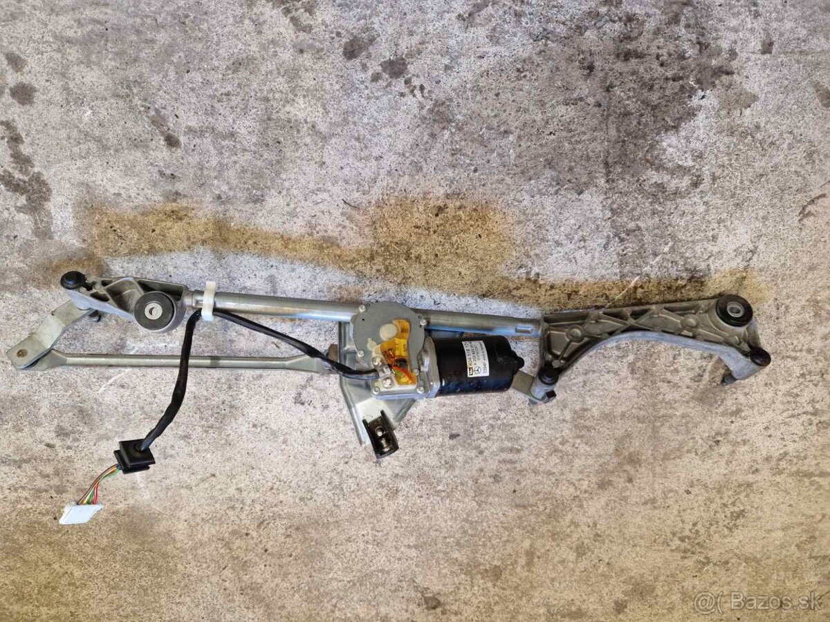 Mechanizmus a motorček stieračov Mercedes Benz C W203