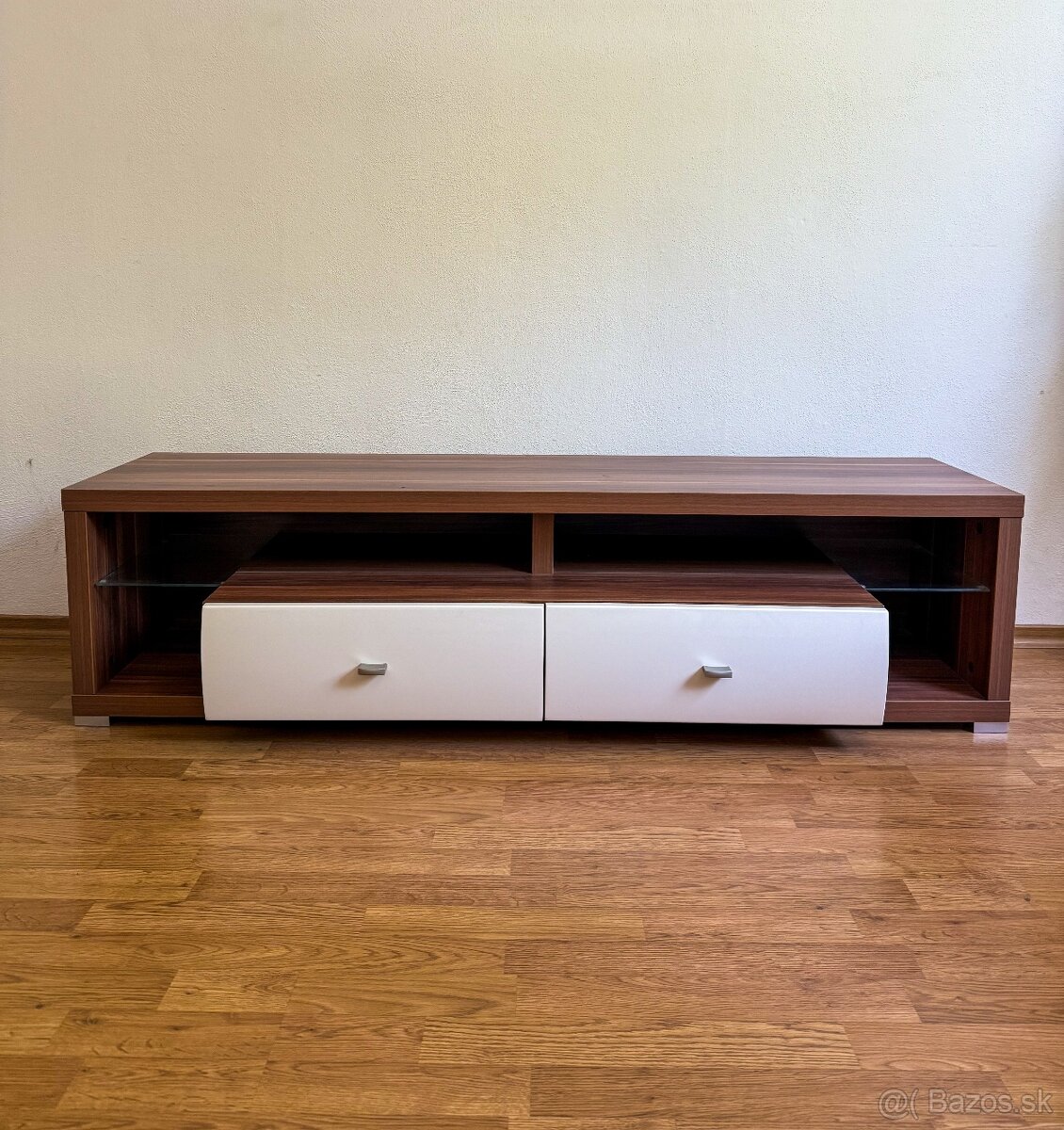 Skrinka pod TV