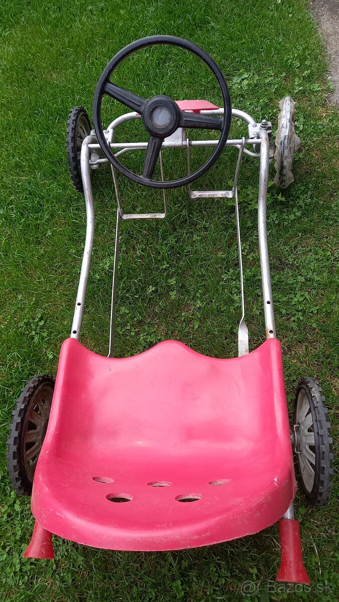 Retro šlapacia motokára