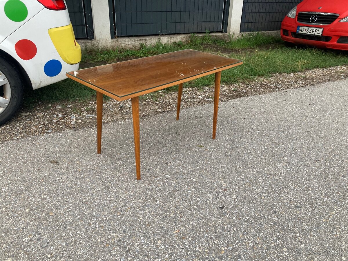 Retro konferenčný stolík