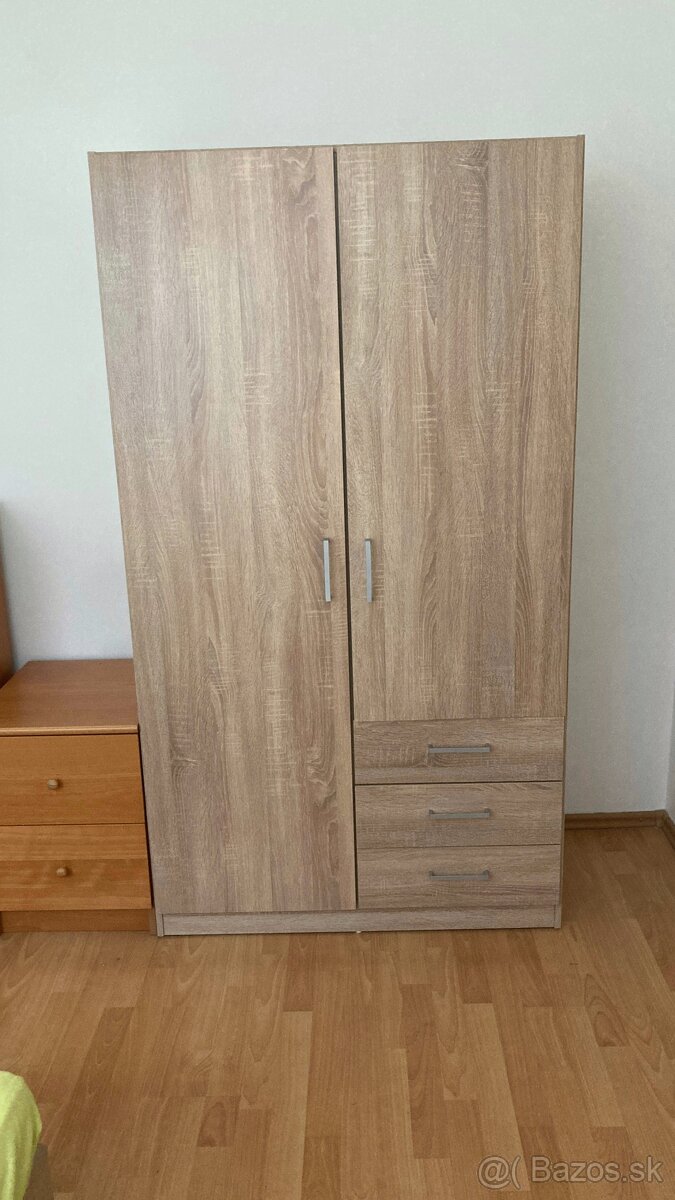 Skoro úplne nová skriňa značky JISK