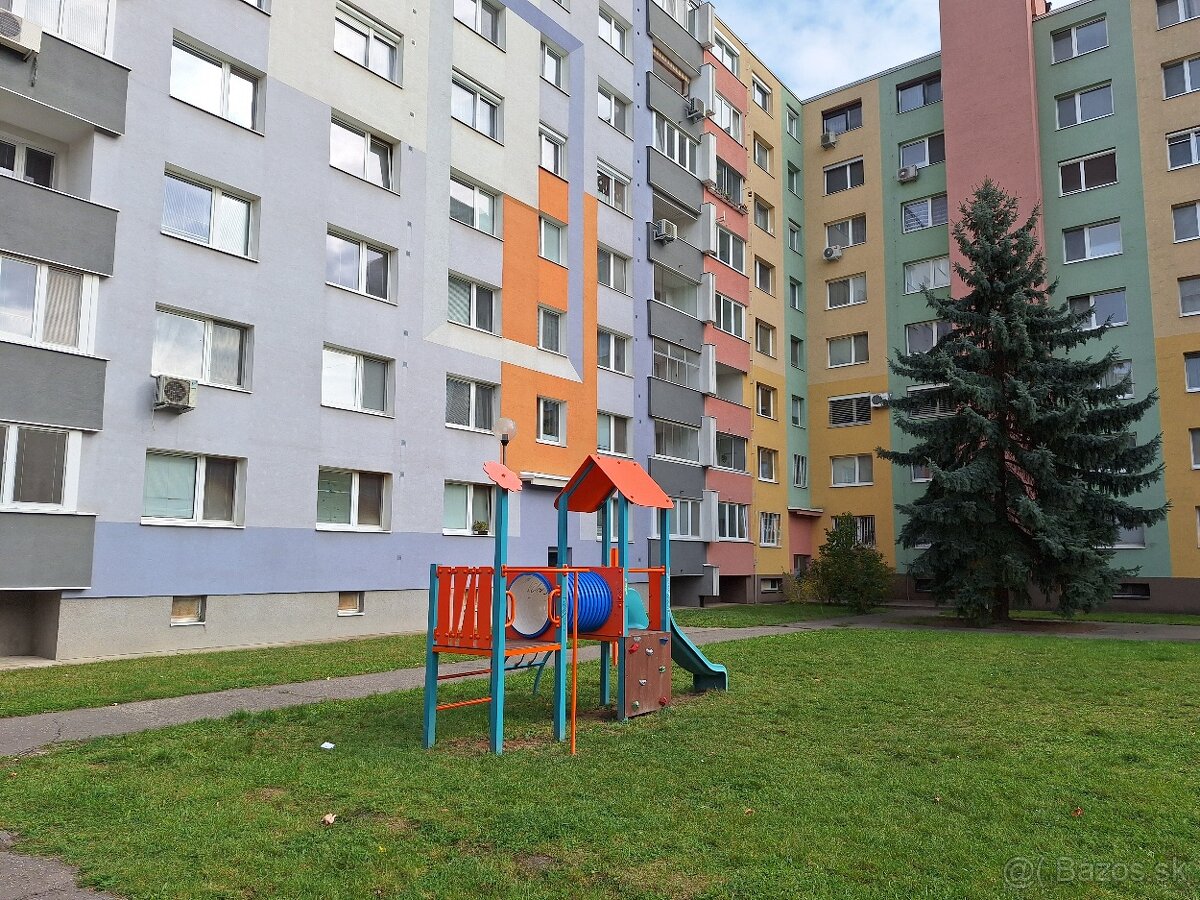 Na predaj priestranný a zrekonštruovaný 3-izbový byt