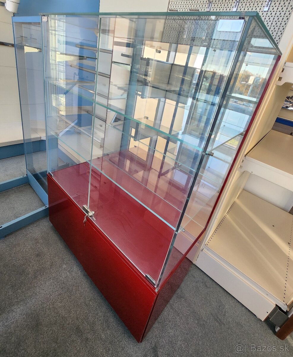 Sklenená vitrína