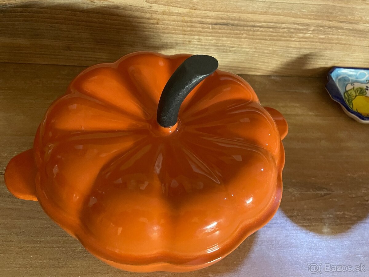 Liatinový hrniec v tvare tekvice