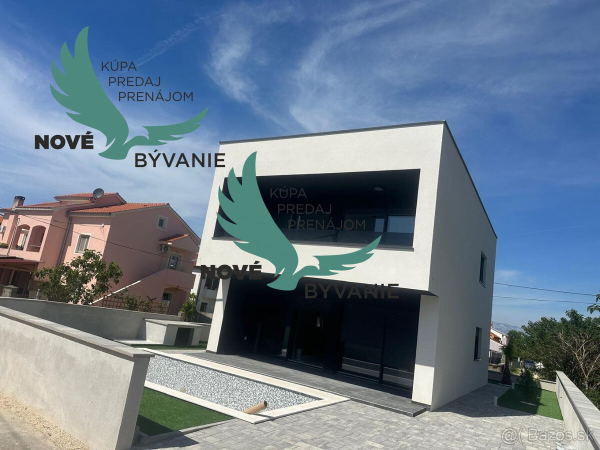 Novostavba domu s výhľadom na more a bazénom v Chorvátsku v 