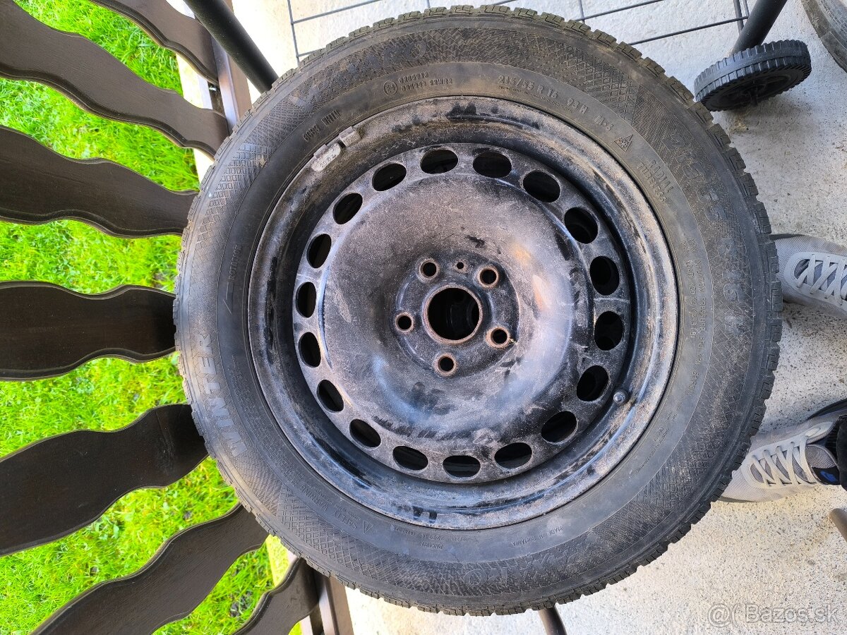 Predám dve zimné gumy aj s plechovými diskami.