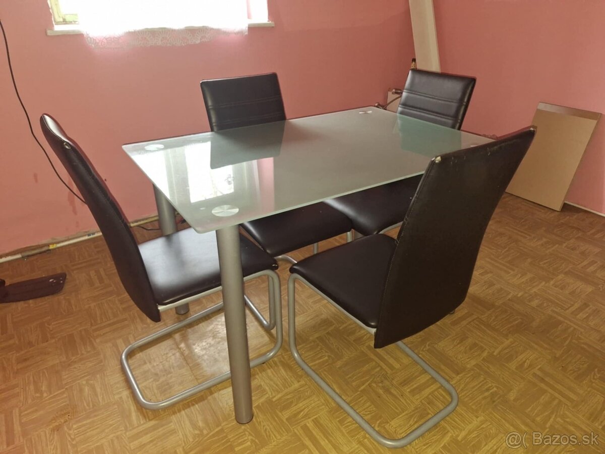 Kuchynský stôl+ 4 stoličky
