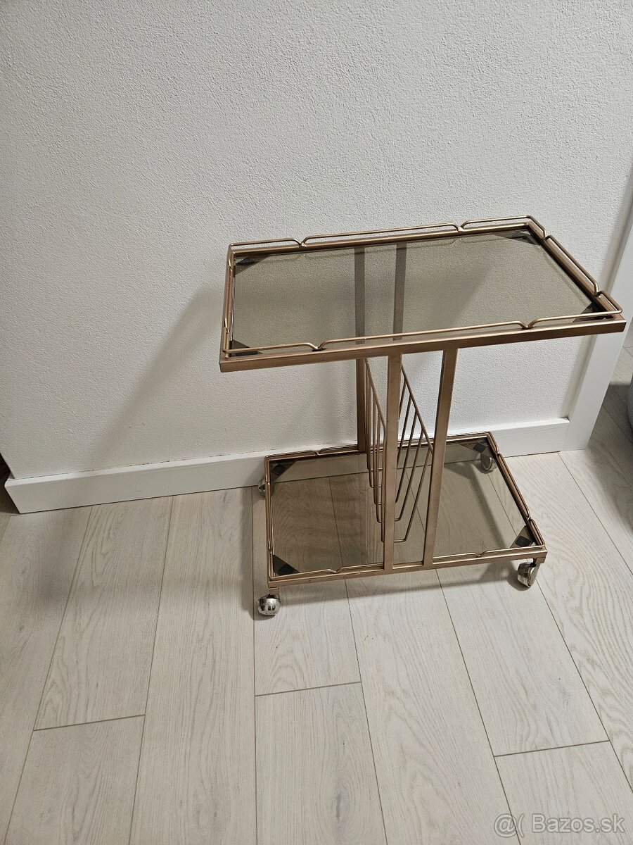 Servírovací kovový stolík so sklom.
