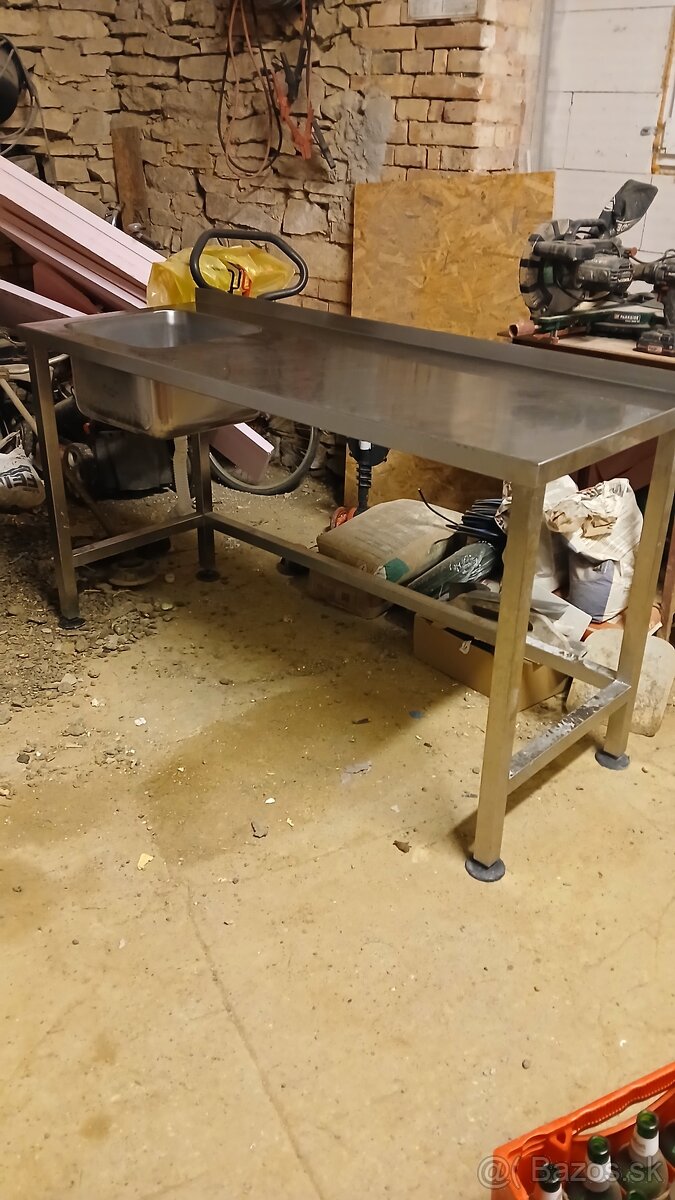 Nerezový stôl s drezom