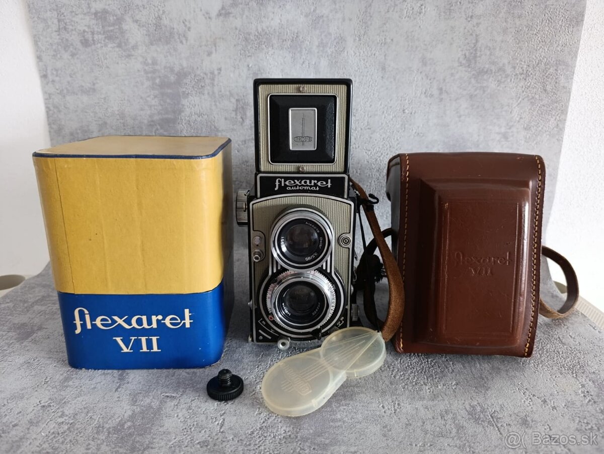 Starý československý fotoaparát Flexaret VII s krabici a pou