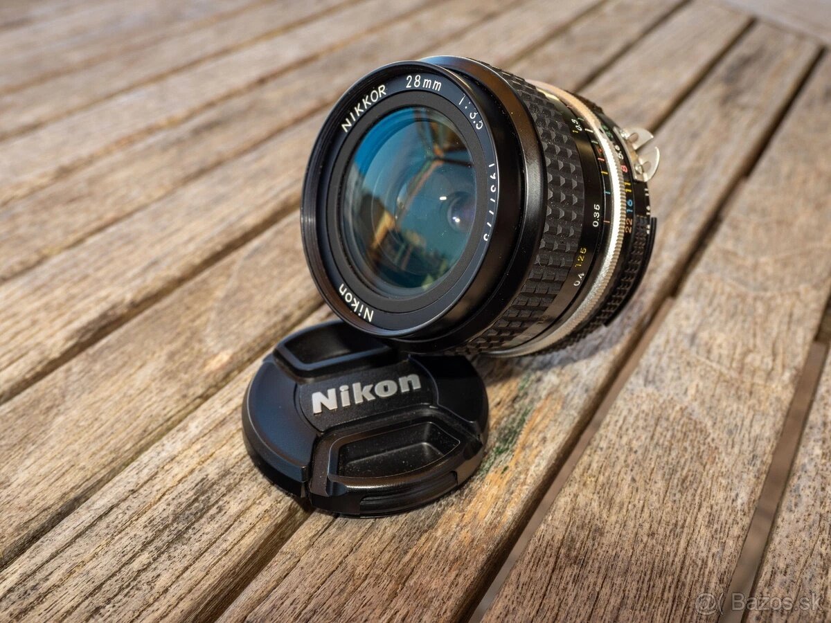 Nikon Nikkor 28mm 3.5 - Top stav