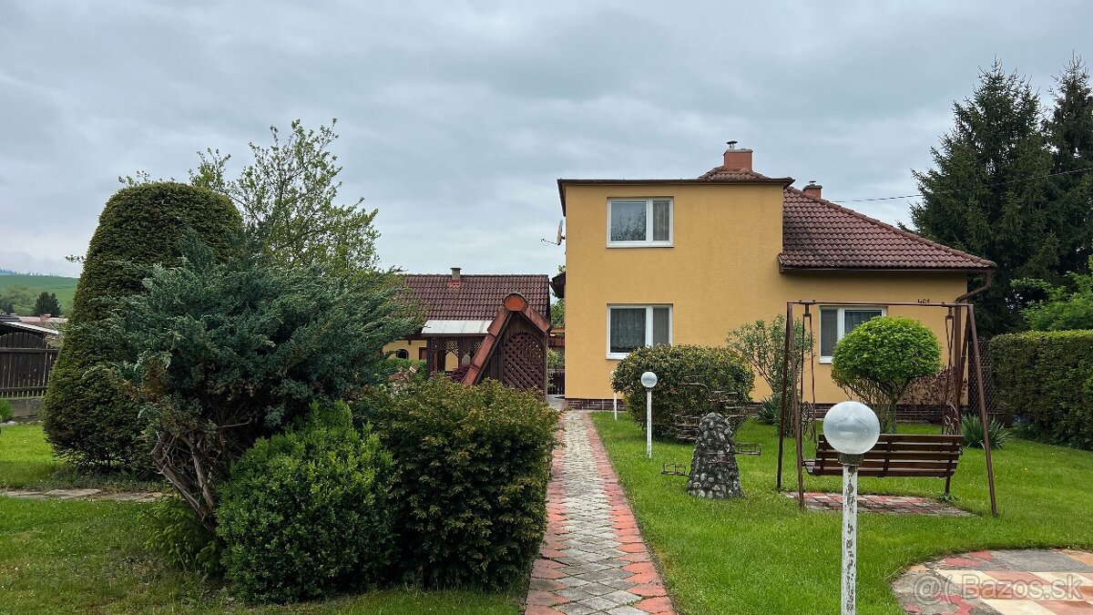 Zachovalý rodinný dom s krásnou záhradou a letnou kuchyňou v