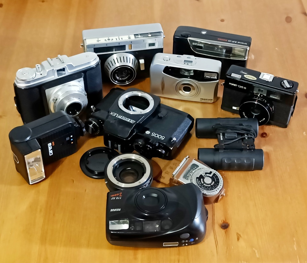 FOTO konvolut - fotoaparáty, blesk, dalekohled, expozimetr..