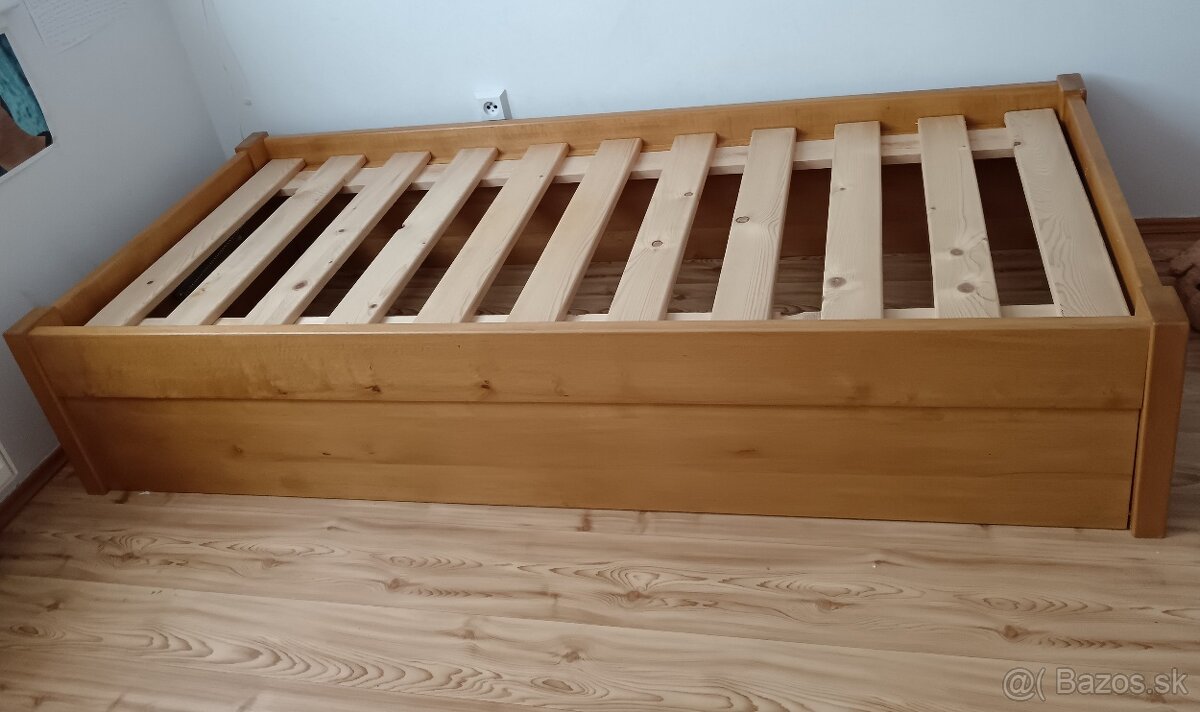 Posteľ s úložným priestorom