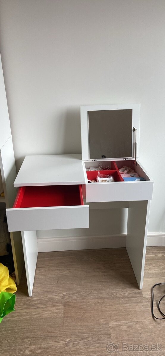 Kozmetický stolík Brimnes