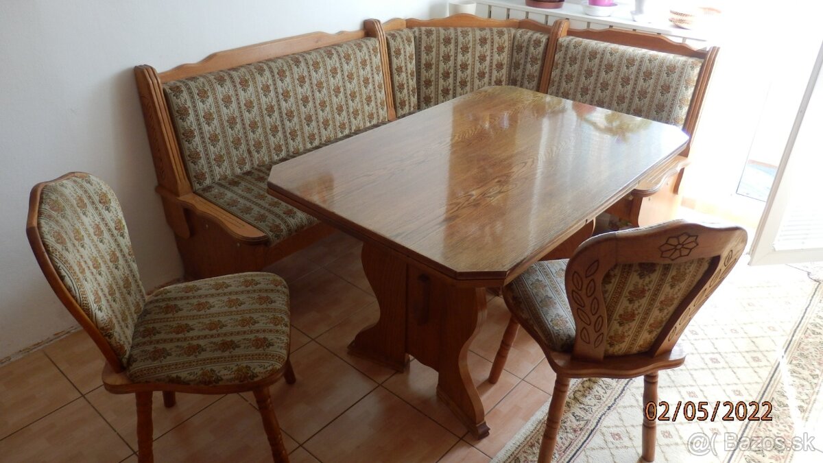 Kuchyňský rohový set, rozťahovací stôl a stoličky.