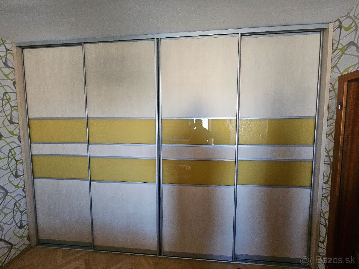 Vstavaná skriňa s Lacobelom
