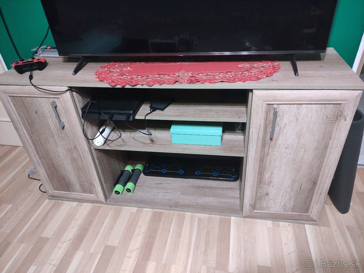 Drevena TV skriňa