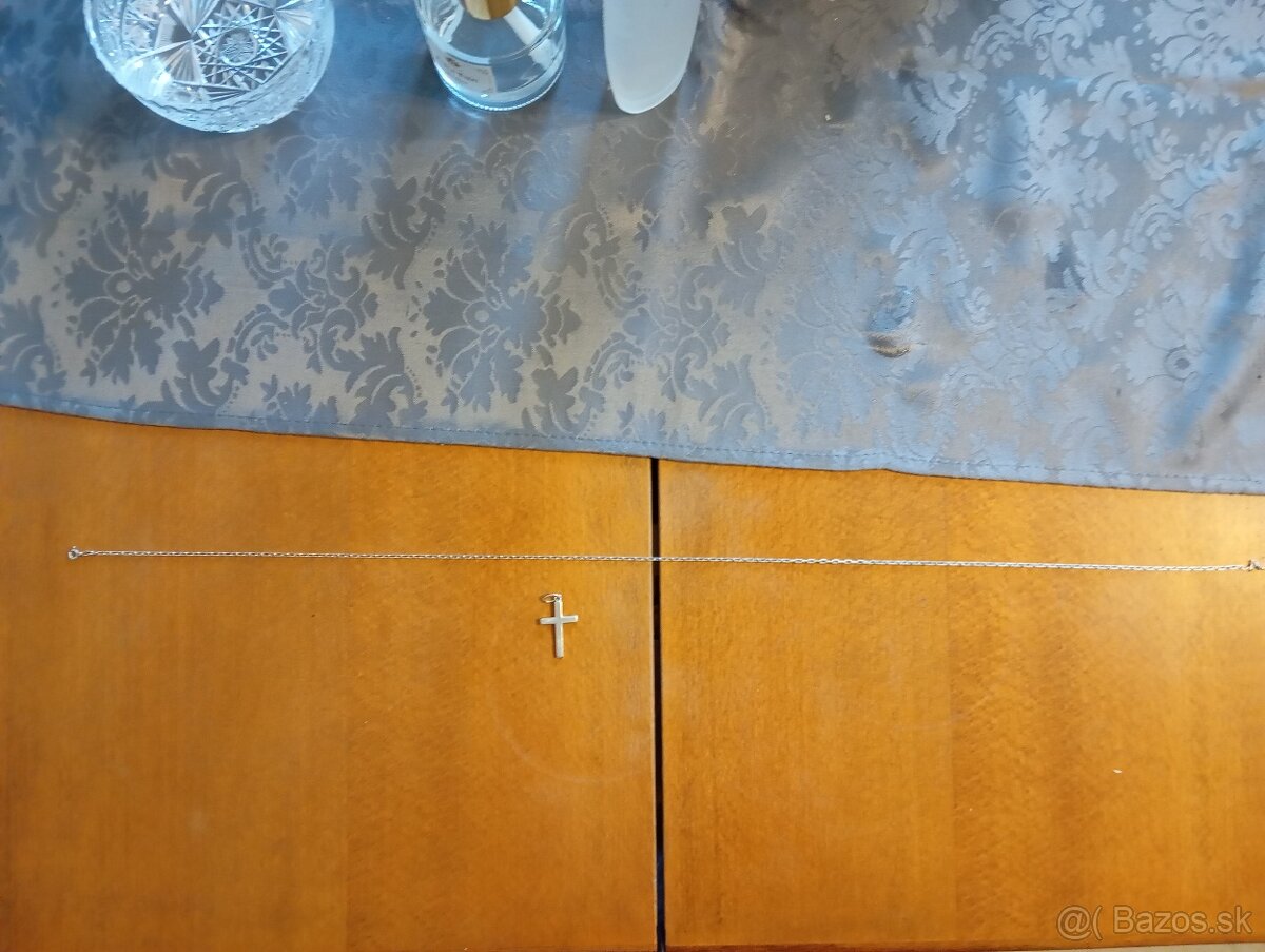 Strieborná retiazka s krížikom