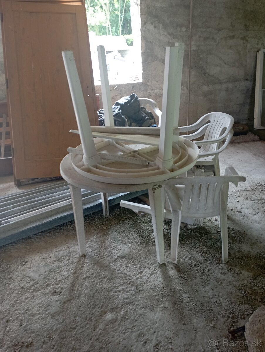 Plastové stoly a stoličky