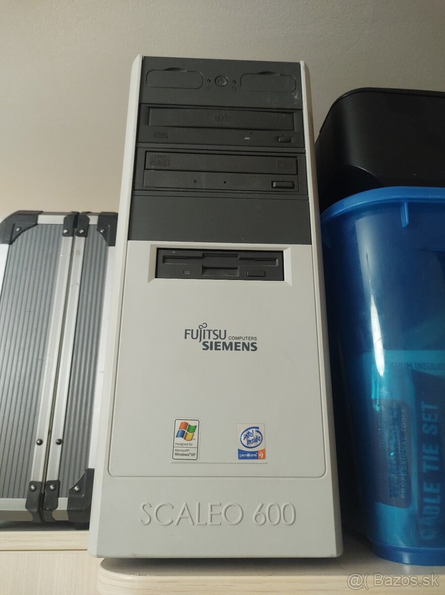 {48}  Stolový počítač Fujitsu Siemens Scaleo 600