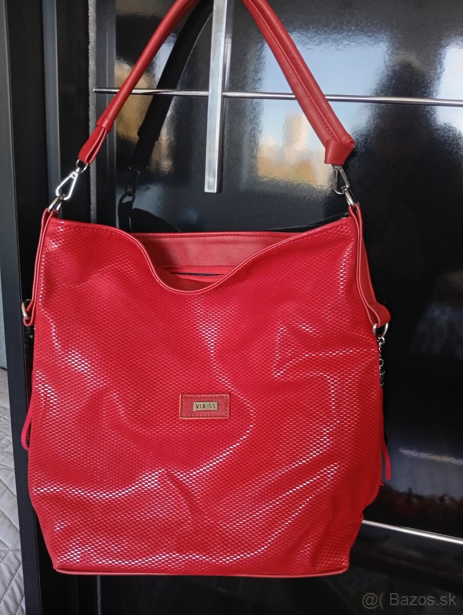 Červená kabelka