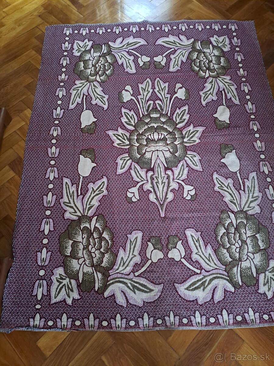 Stará priktývka na posteľ