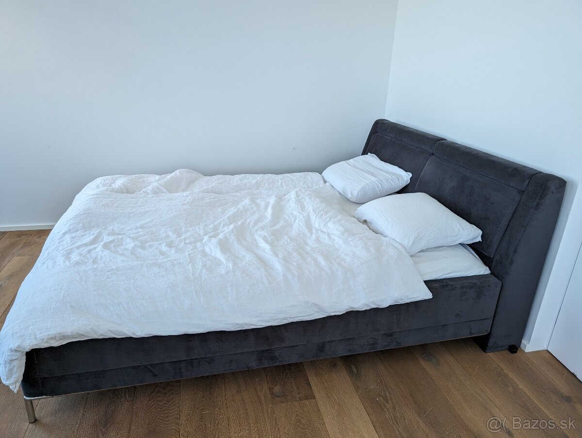 Paradna manzelska postel s matracom