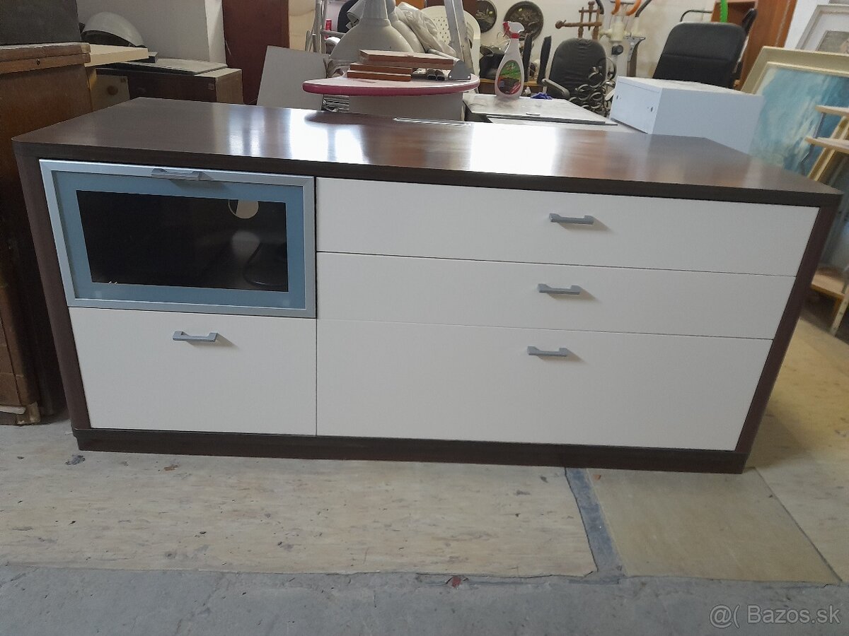 komoda pod TV.