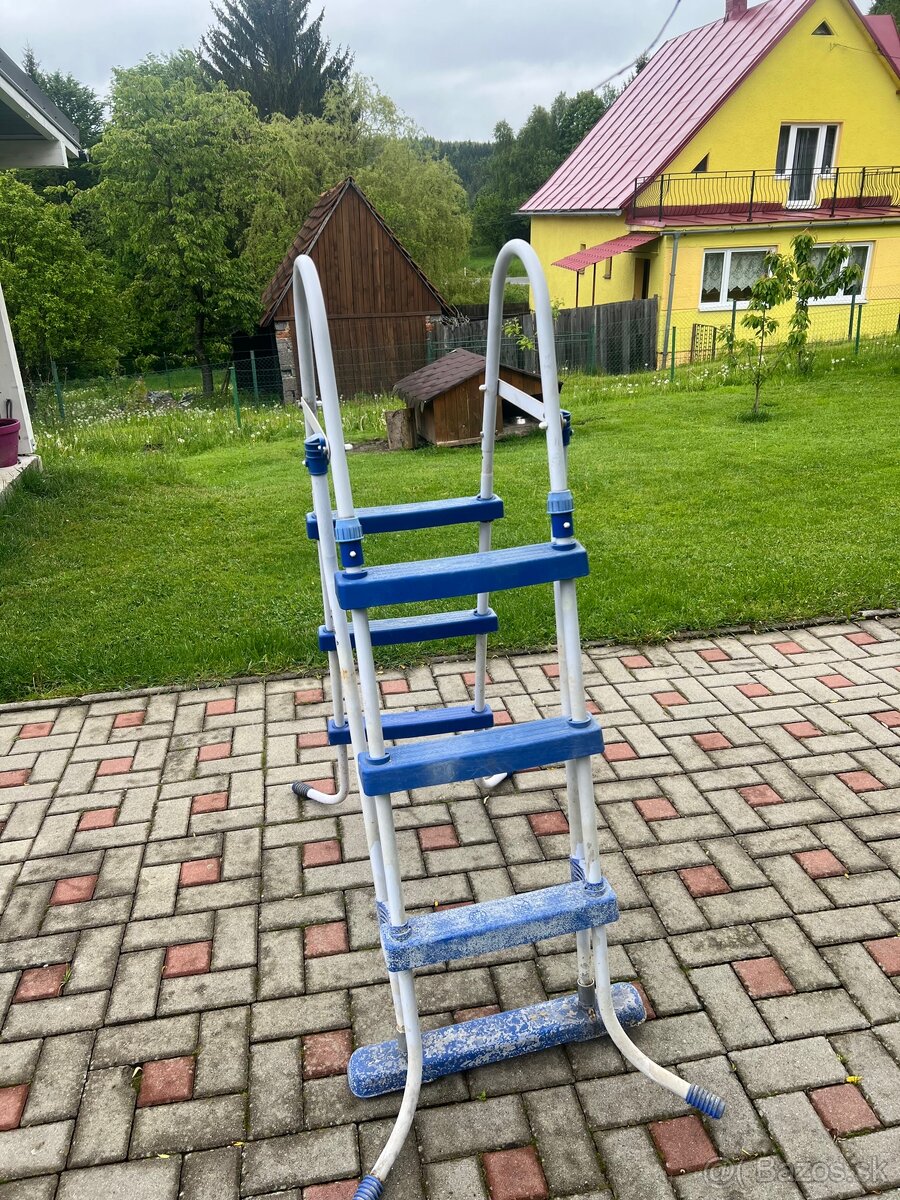Schody k bazénu