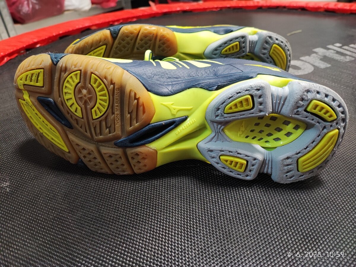Mizuno Wave Lightning Z2