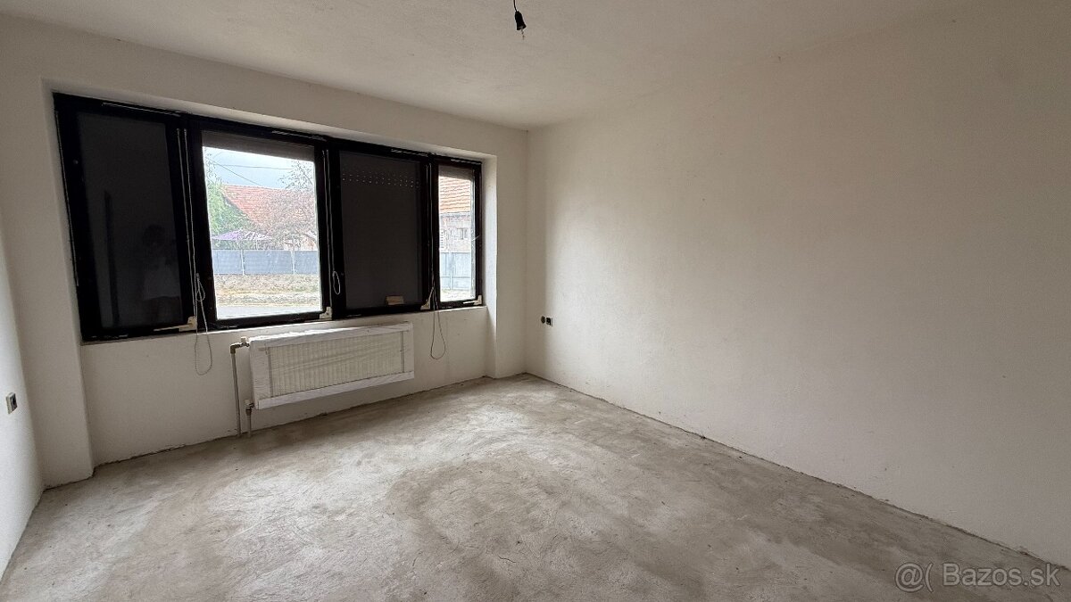 Ponúkam Vám na predaj 2 podlažný rodinný dom v Čajkove.