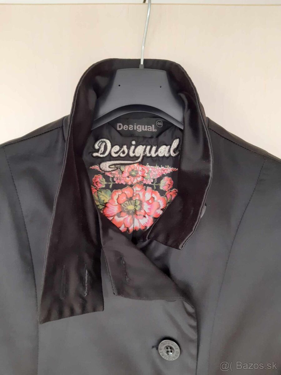 Krásny a kvalitný kabát zn. Desigual, veľ.40