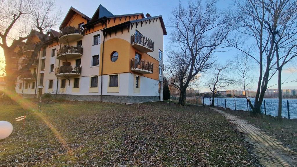 studio apartmán s balkónom pri jazere – Drazdiak