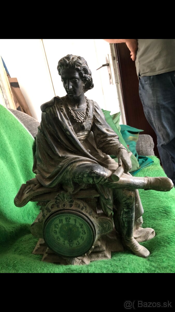 Predam starozitne hodiny navrh sochy od Rodena