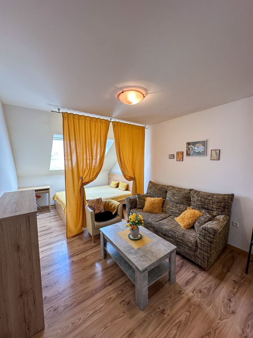 Prenájom priestrannej Garsónky v Seredi 38m2 – Kúpeľné Nám.