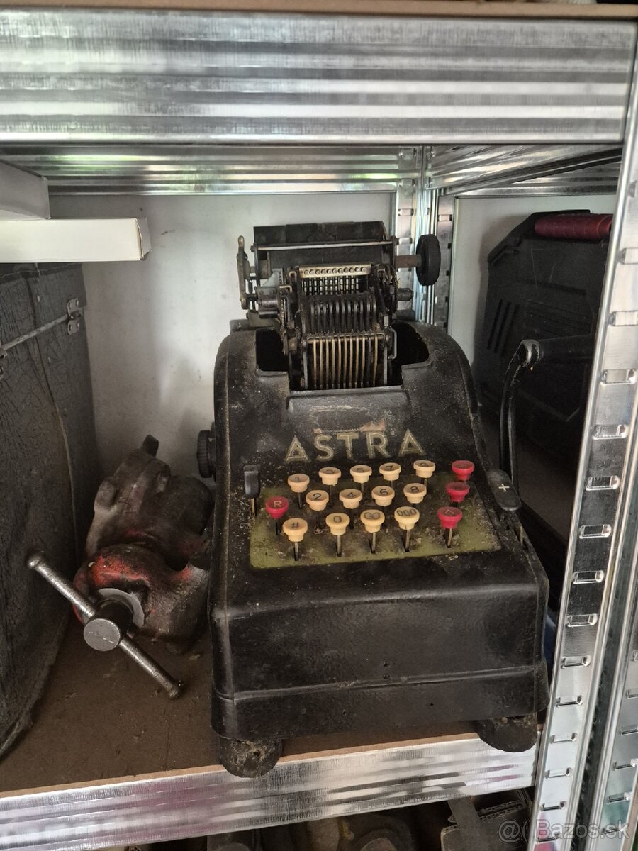 Retro mechanicka kalkulacka