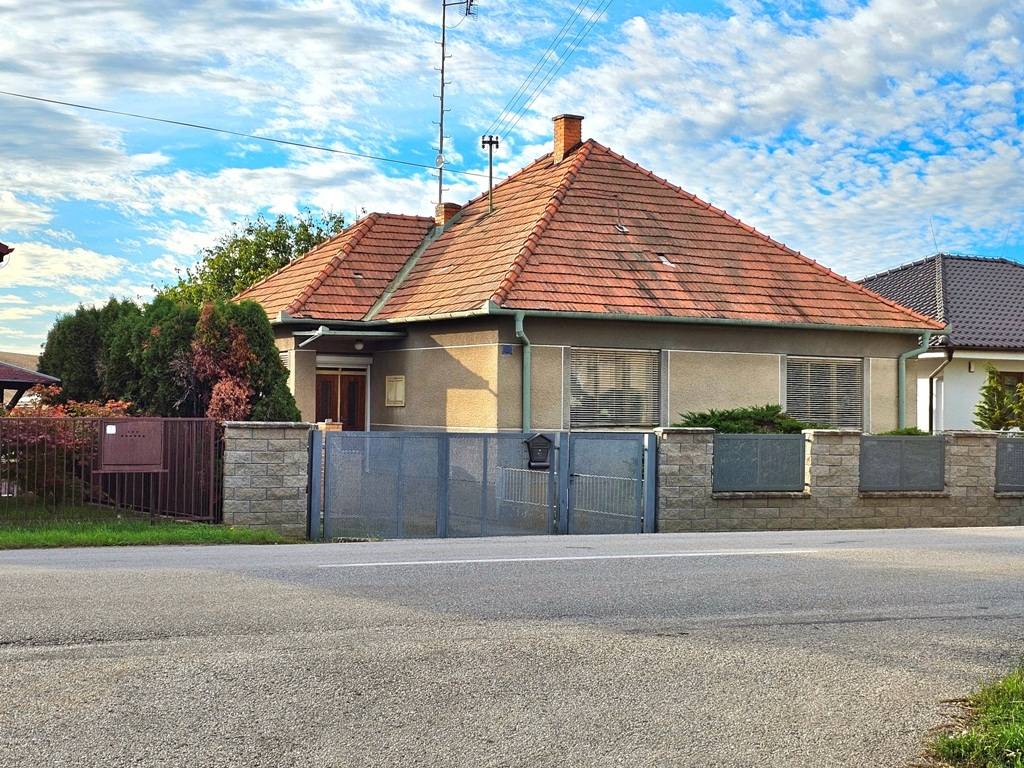 Predáme 4-izbový rodinný dom s garážou v meste Vráble, časť