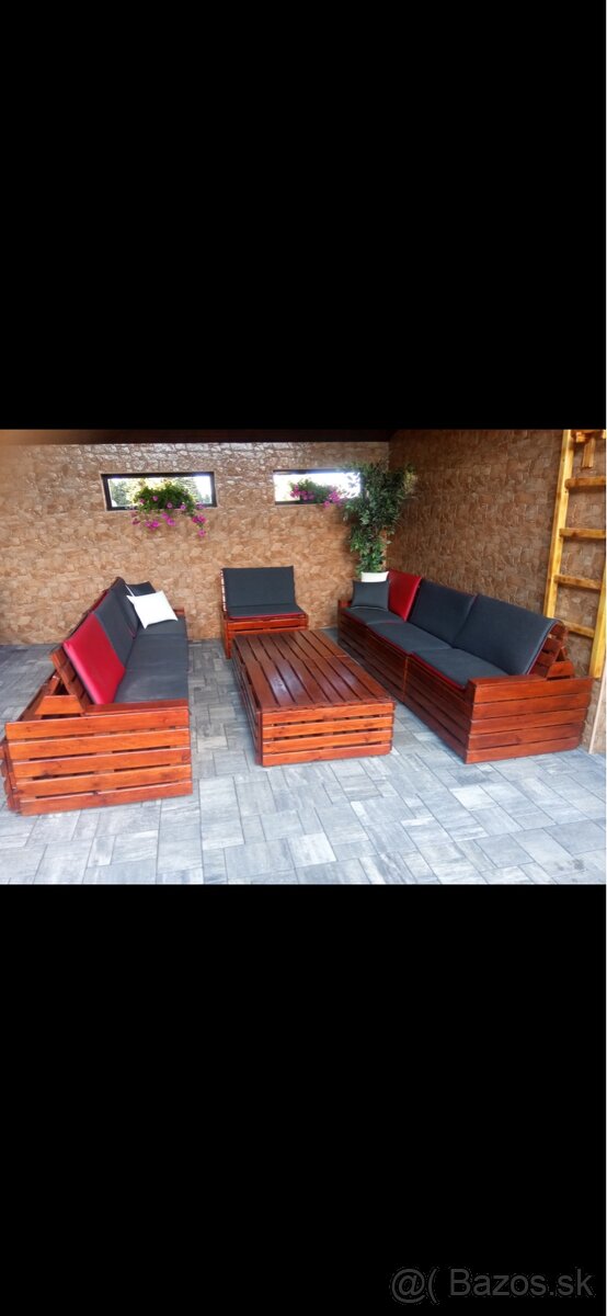 Zahradne sedenie s poduškami a operadlami