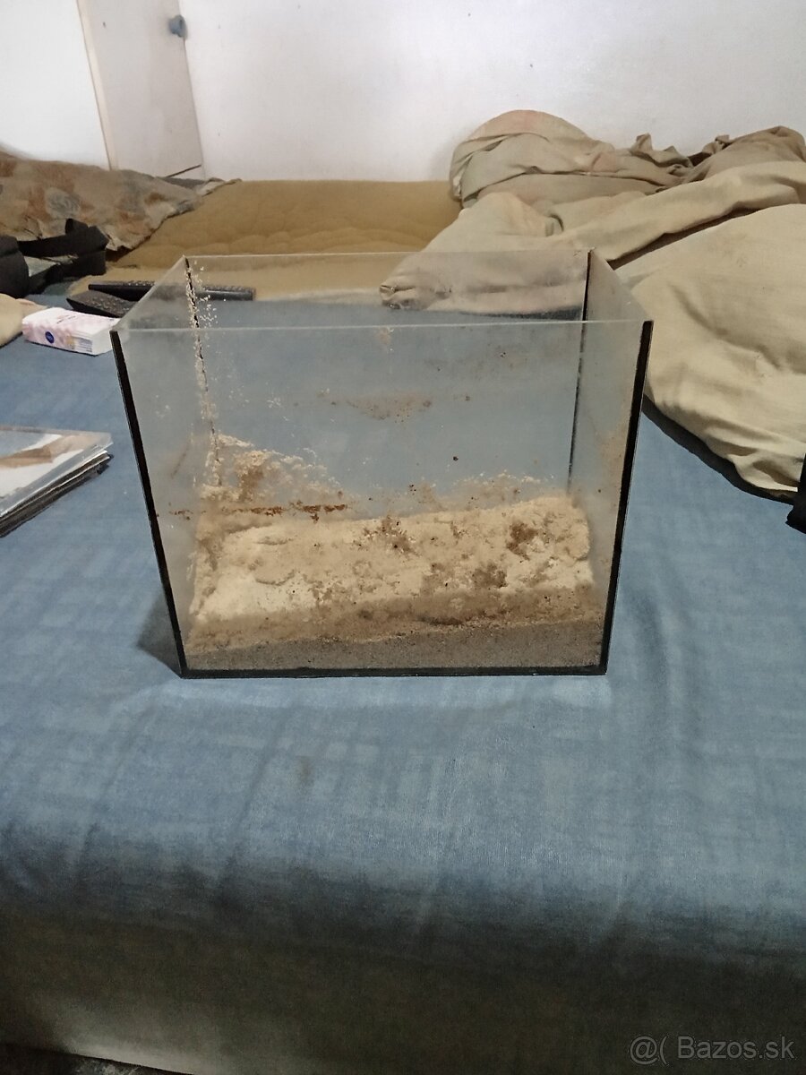 Predám dve akvária male a velke