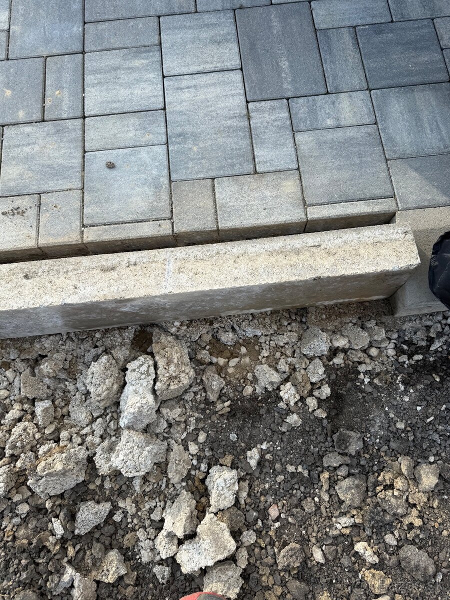 Betonovy obrubnik