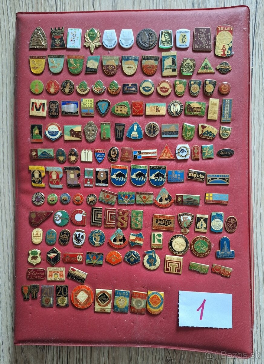 Zbierka rôznych odznakov v počte 1959 kusov.