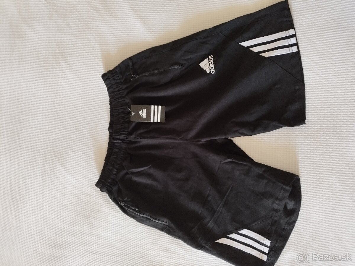 Kraťasy Adidas.