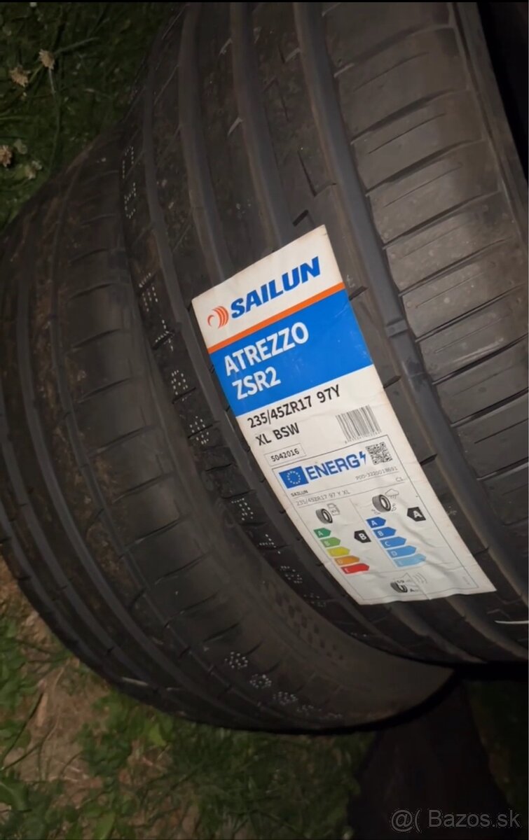 Nove pneu 235/45R17
