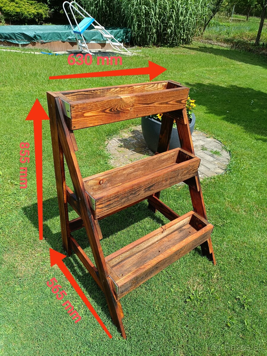 Drevené regálové záhradné záhony na kvety.
