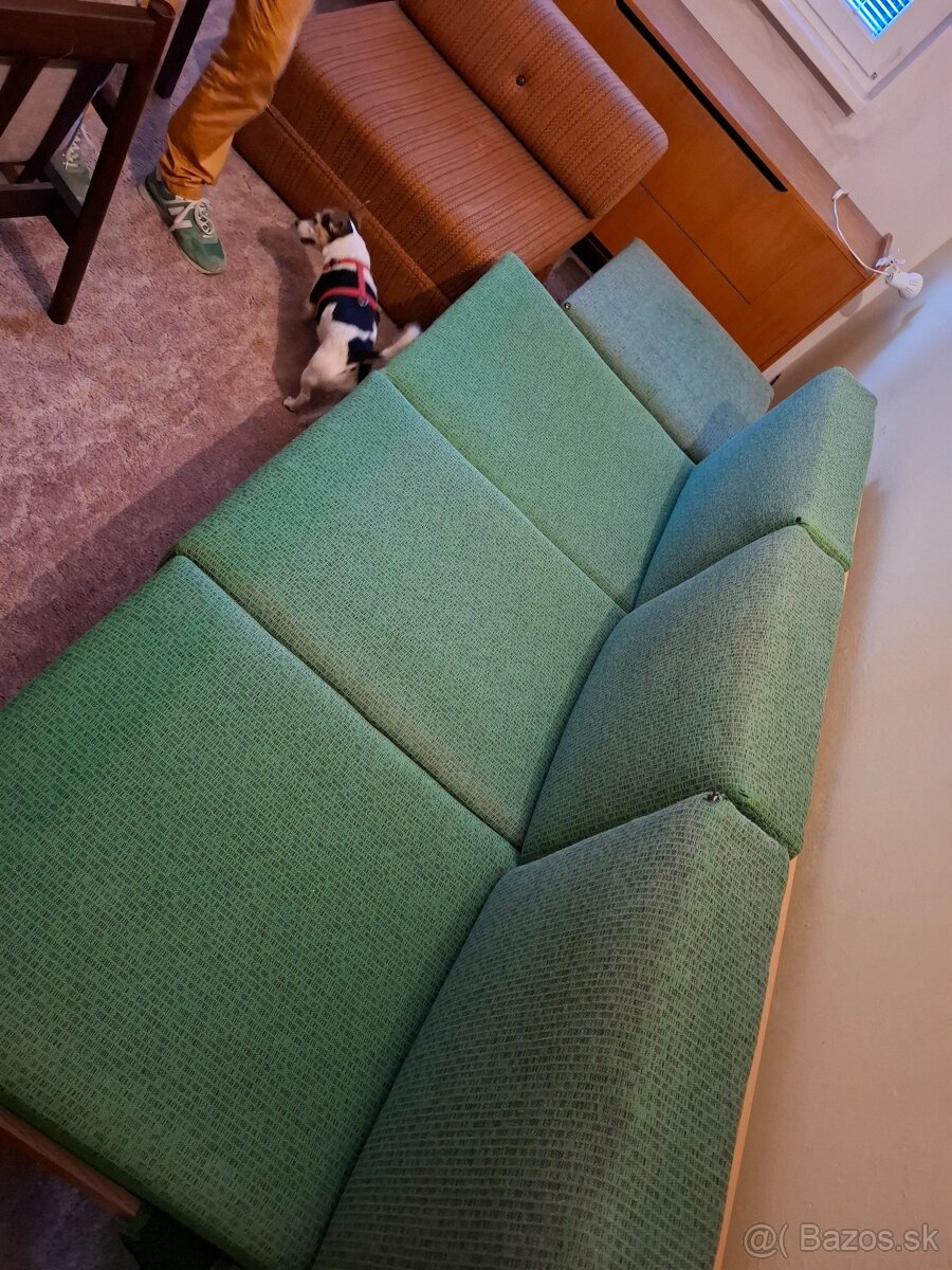 Posteľ, taburetka, rozkladacia pohovka, stolík so stoličkou